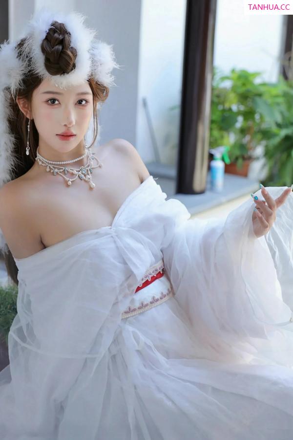   [XiuRen]高清写真图 2025.10.09 No.10843 金允希Yuki 低胸长裙第25张图片